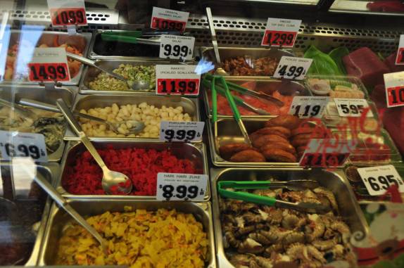 Escolhendo nossa primeira refeição em Lihue, em Kauai, no Havaí